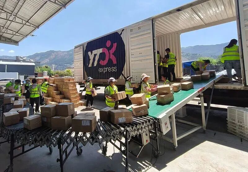 快递打包车间。