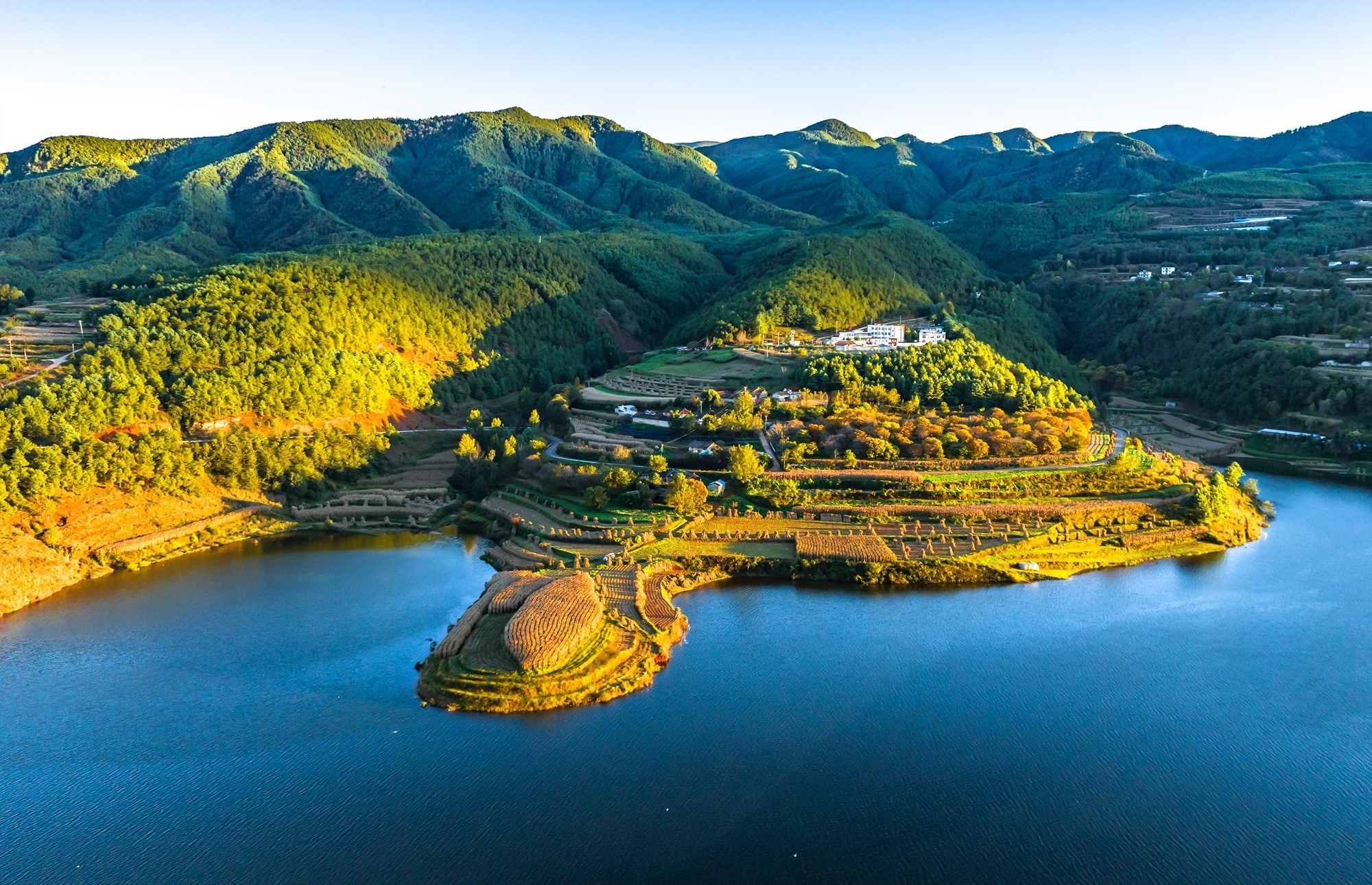 金秋湖畔。刘光信 摄