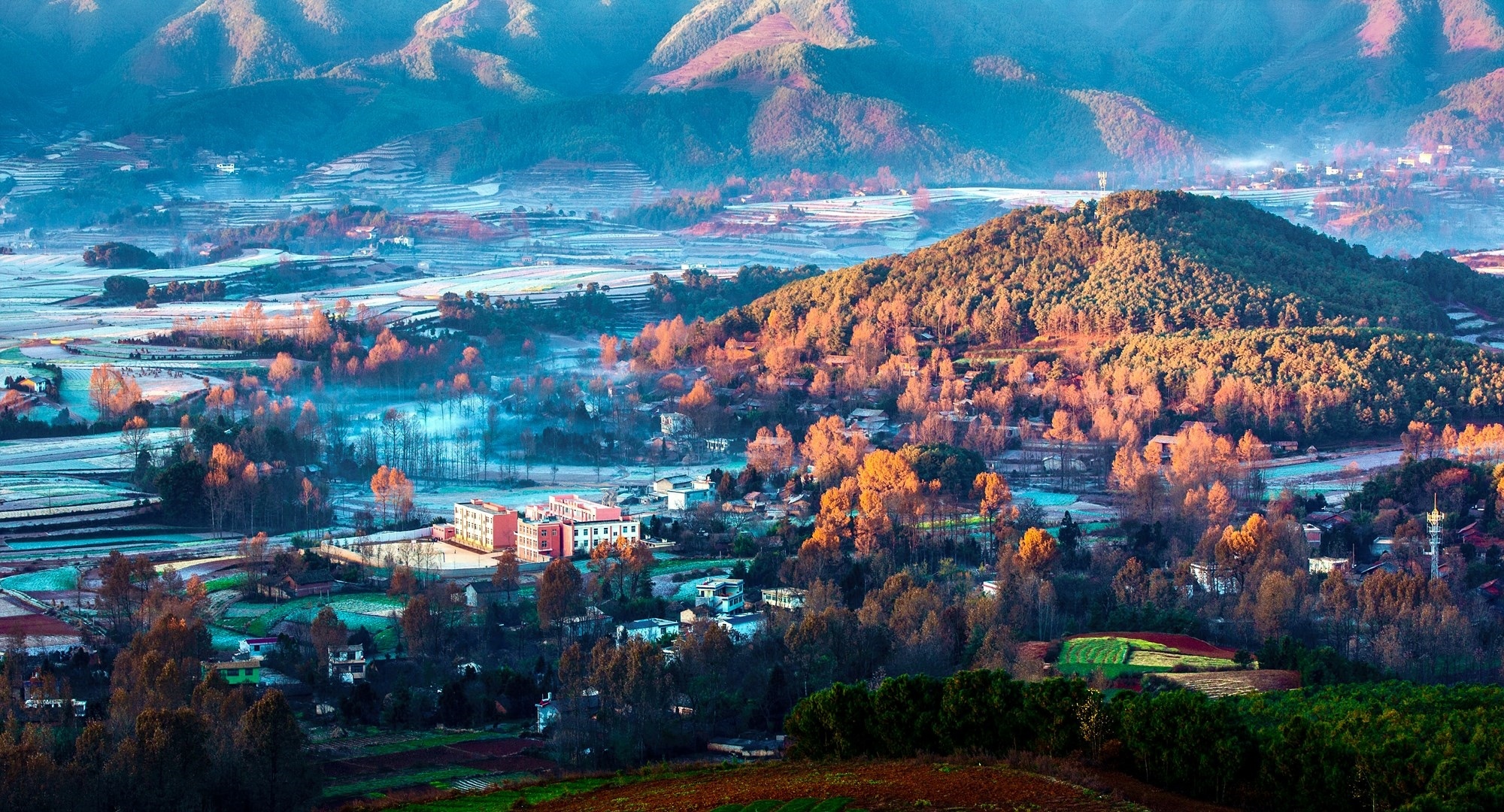 金秋念湖。侯明磊 摄