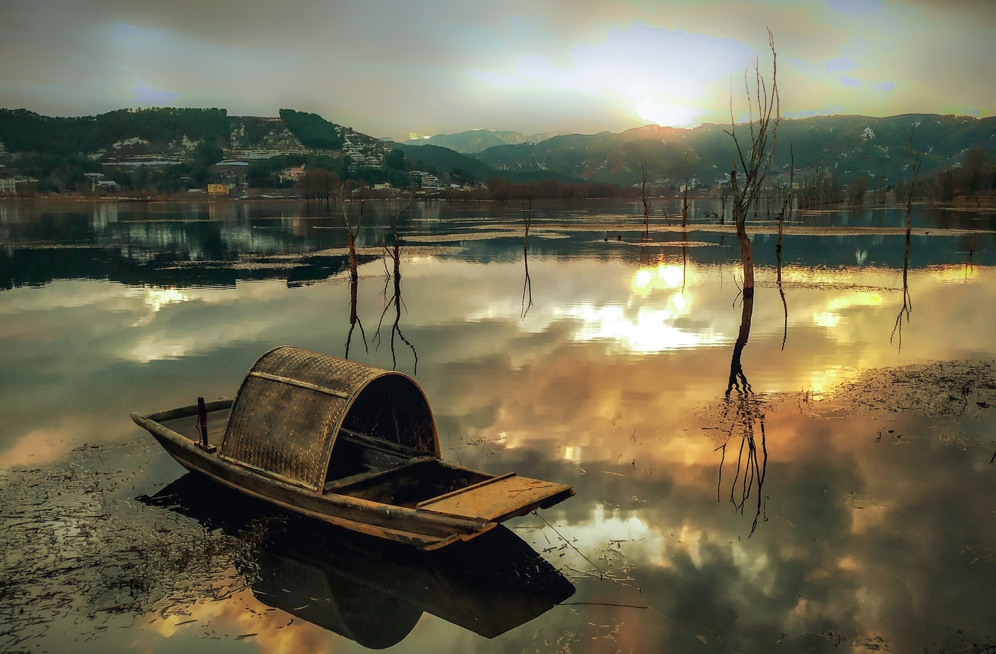 孤舟独影。吴正萍 摄