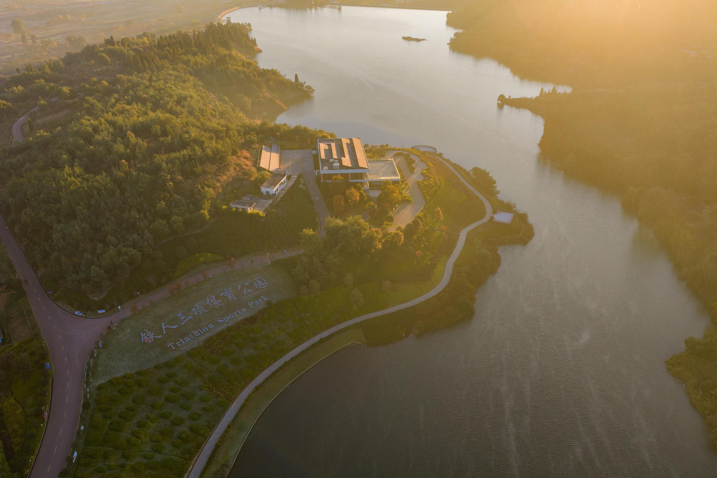 清晨的铁三公园云雾缭绕。