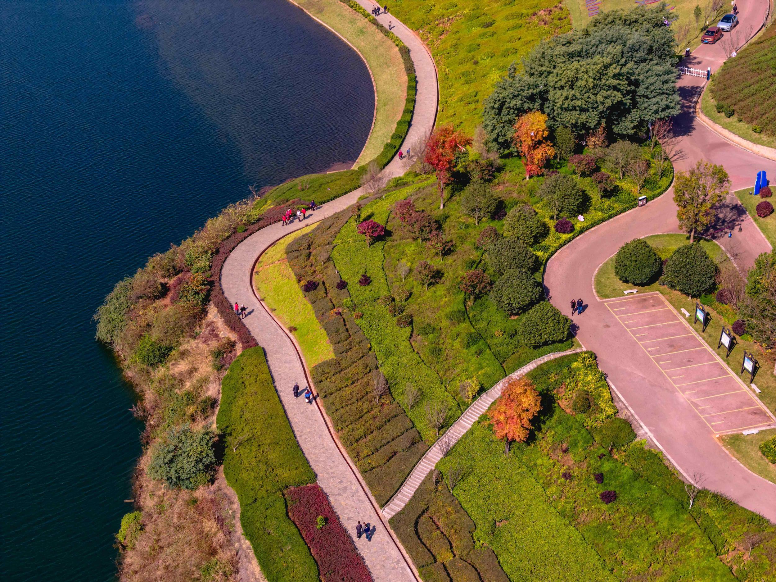 游客在面店水库岸边打卡游玩。