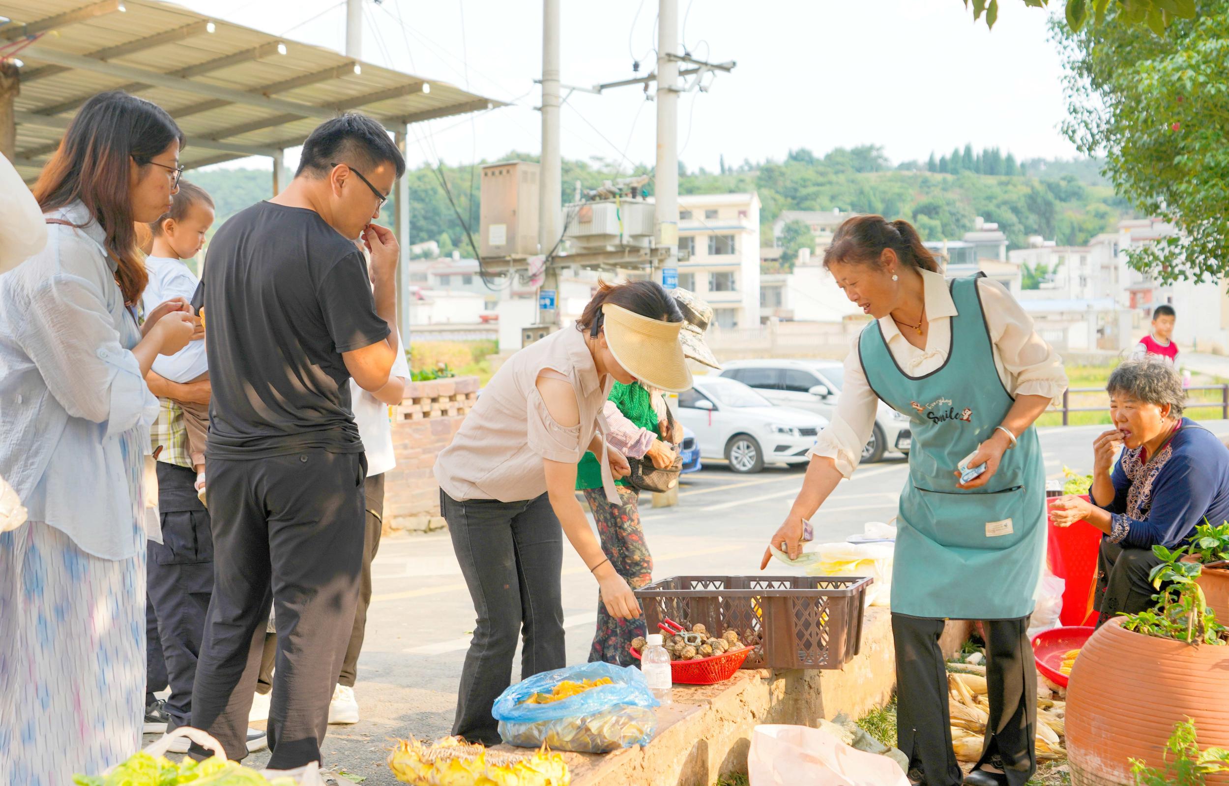 游客购买当地农产品。陈欣波 摄