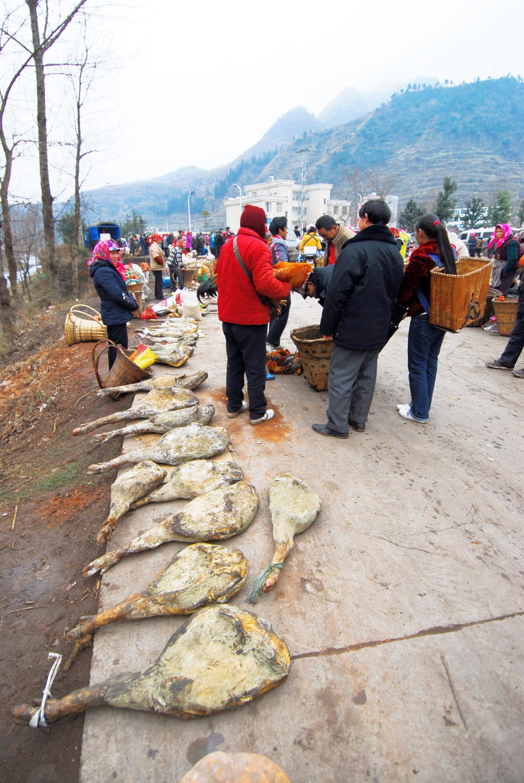 过去在农村集市上交易的老火腿。（资料图）