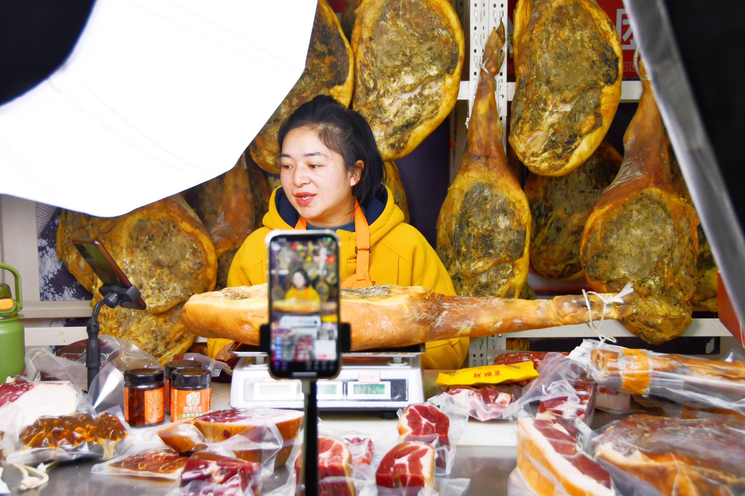 直播售卖火腿。赵雄飞 摄