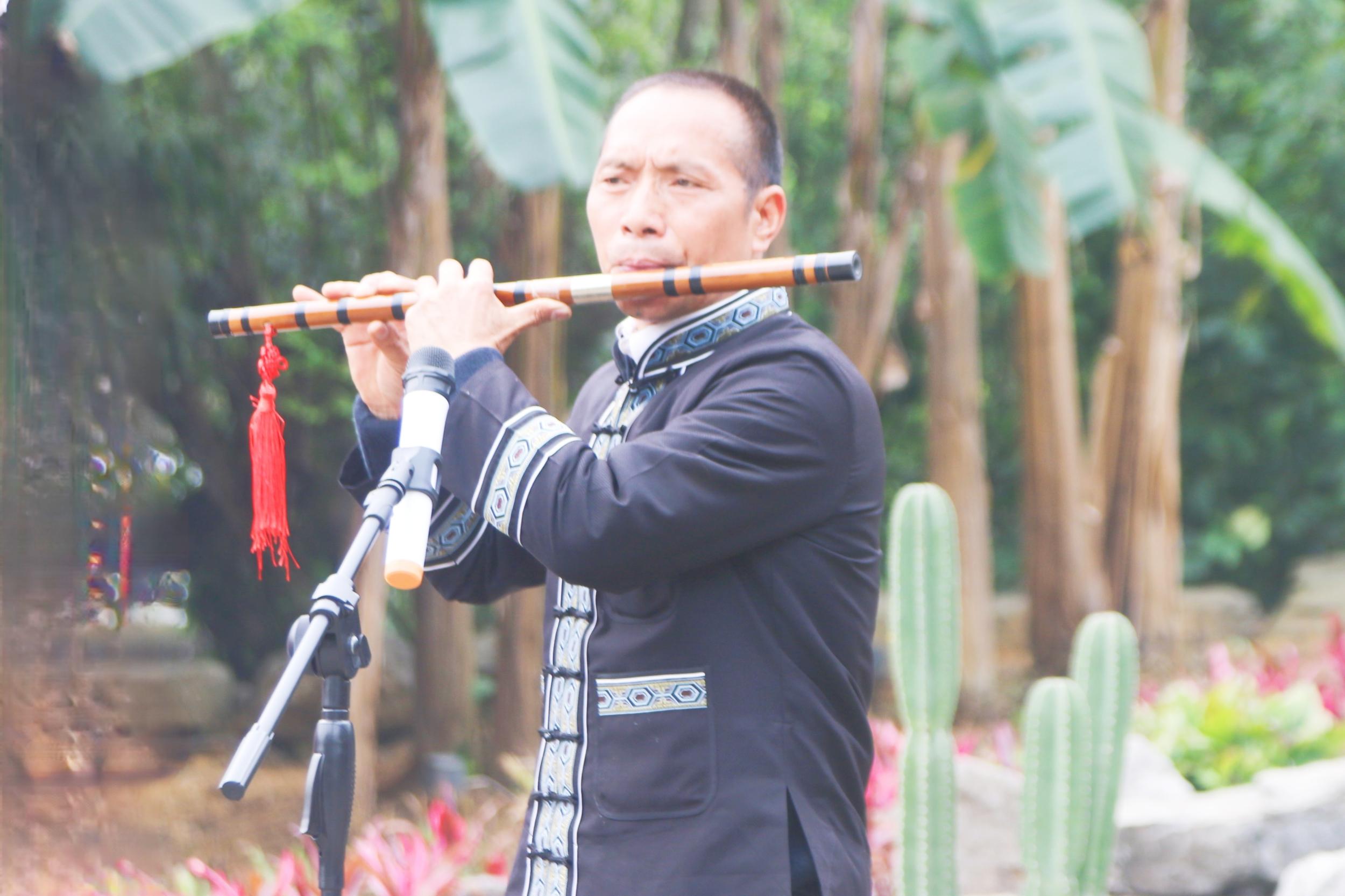 刘勇在演奏乐器。