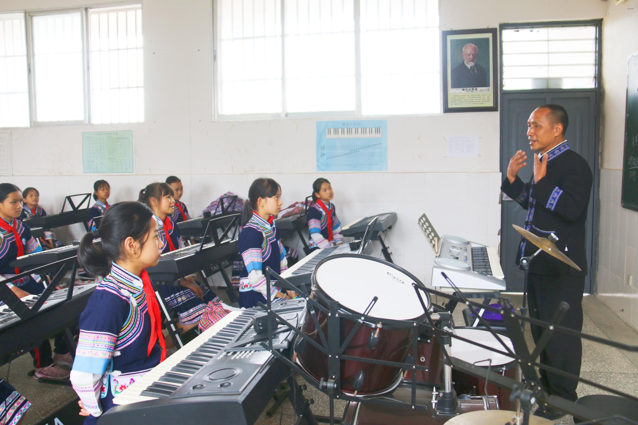 刘勇为孩子们免费授课。