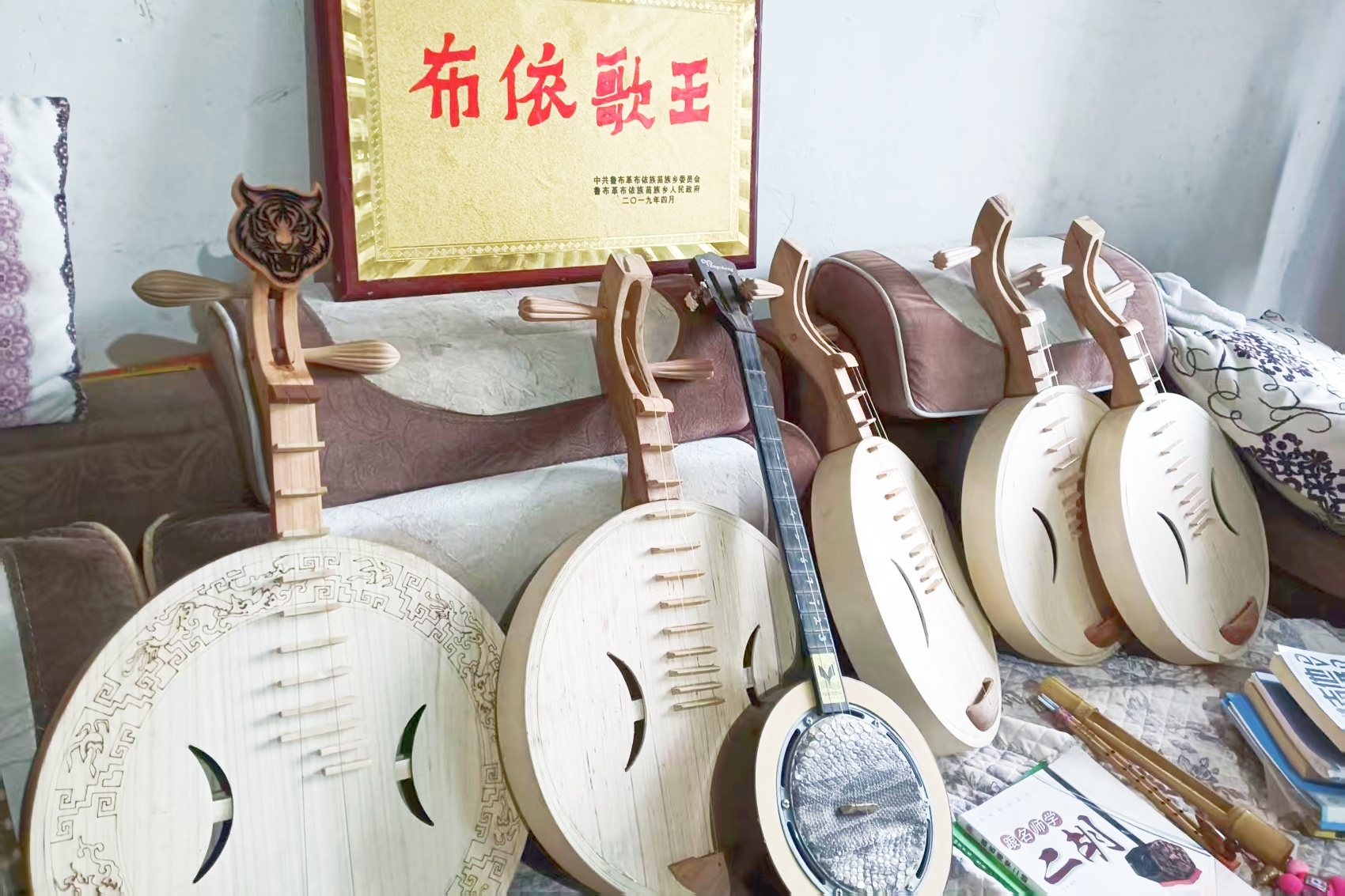 刘勇常用的民族乐器。