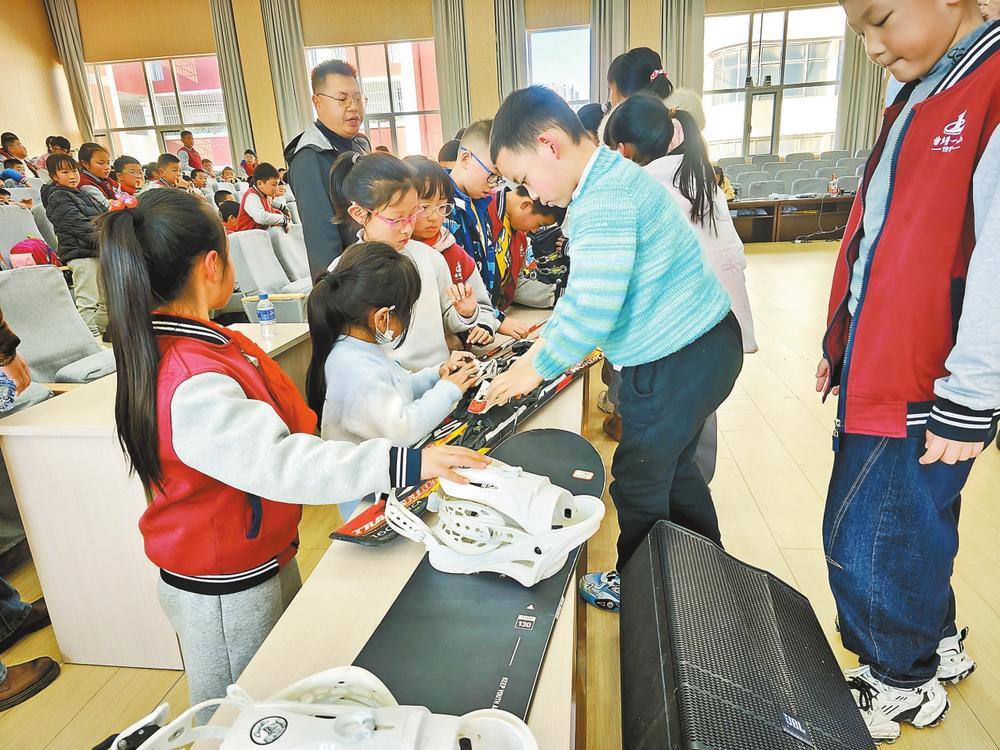 同学们了解冰雪运动装备。 通讯员 张筱婕 摄
