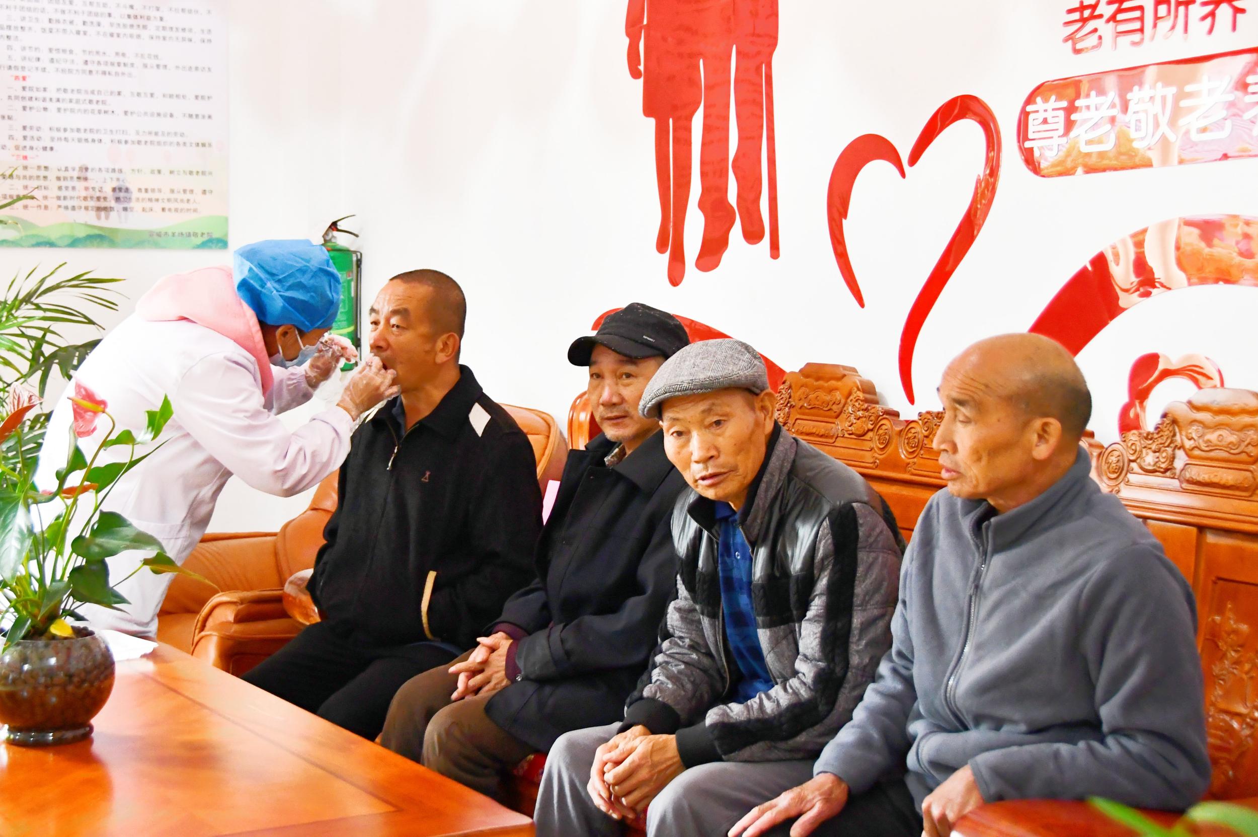 为老年人体检。赵熊飞 摄