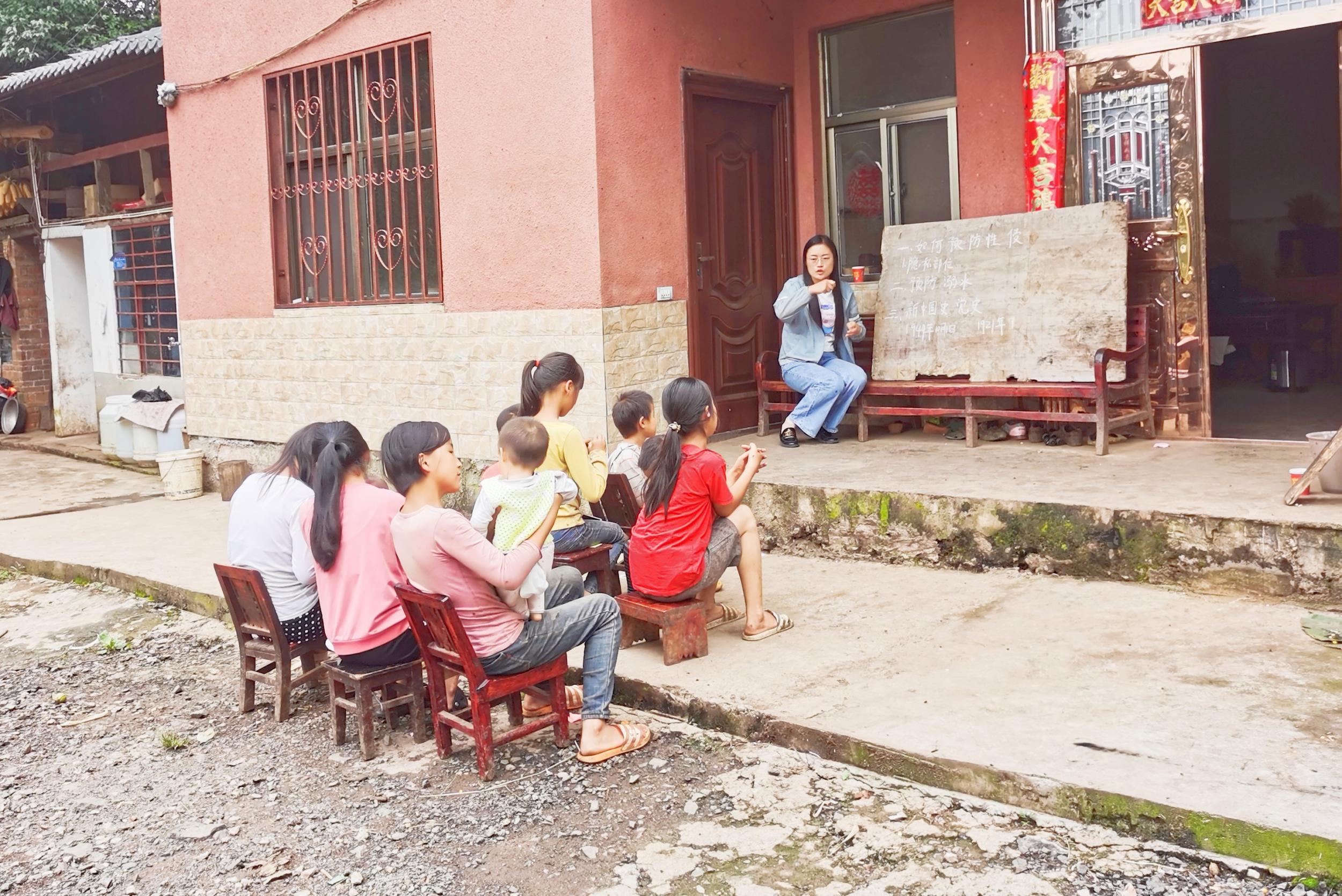 宣威市以“流动小课堂”的形式，把安全知识、卫生常识等送到留守儿童身边。吕超萍 摄