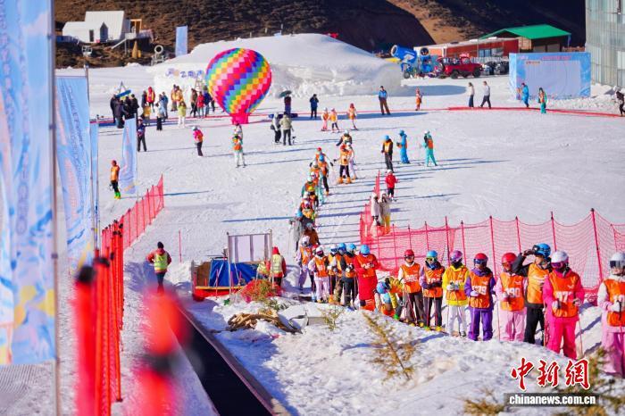 2月6日，2025—2026年度云南省大众冰雪季启动活动暨第二届曲靖会泽“乌蒙之巅”高山滑雪赛现场。李勐 摄