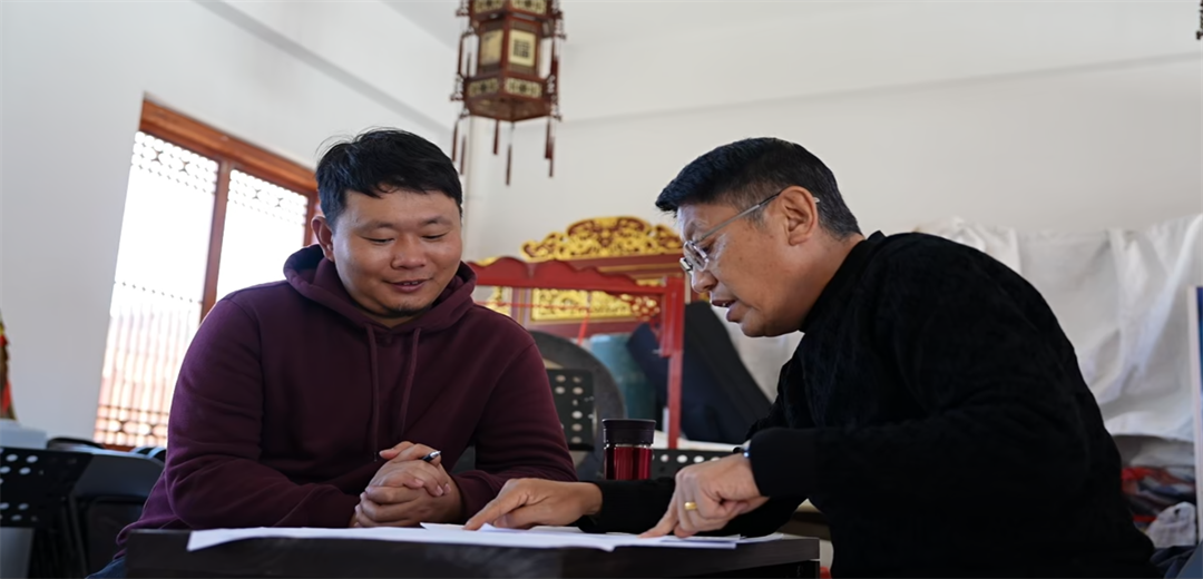 刘欢（左）与张甯博（右）。