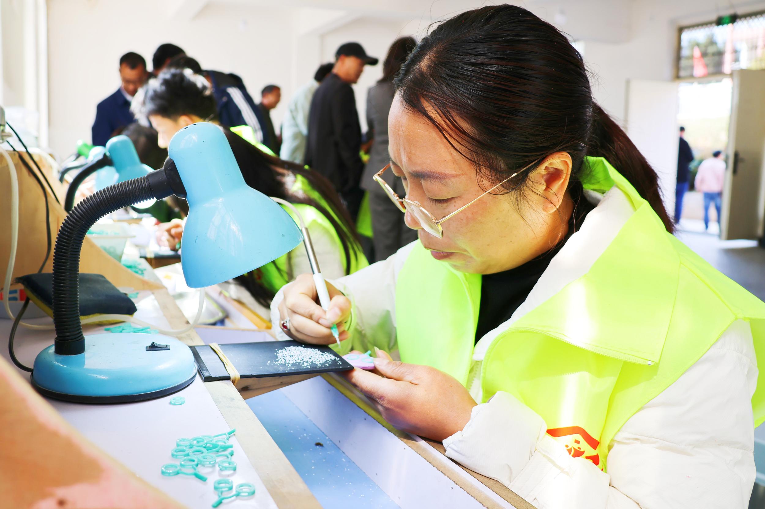 群众在大坡乡“幸福里”社区务工。甘娟 摄