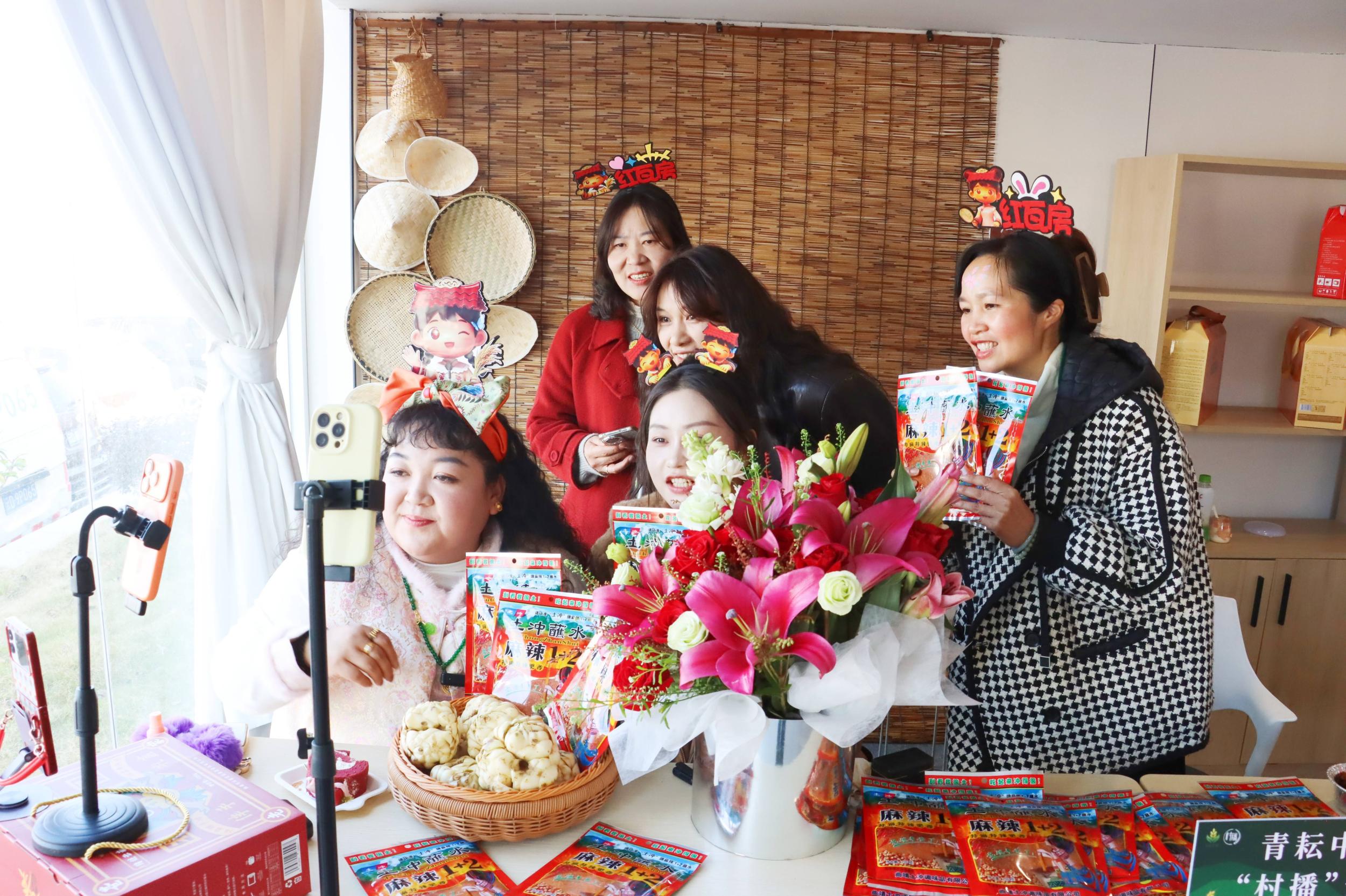 “村播小院”里，主播正在直播。李凤美 摄