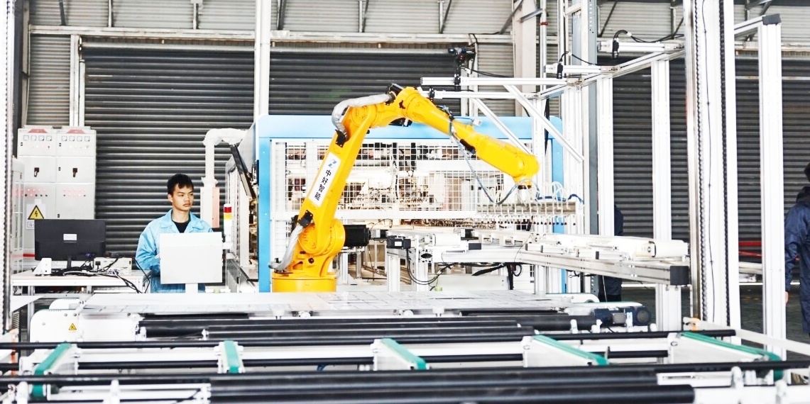 机器人与人工协同智能化生产线。李琳娥 摄