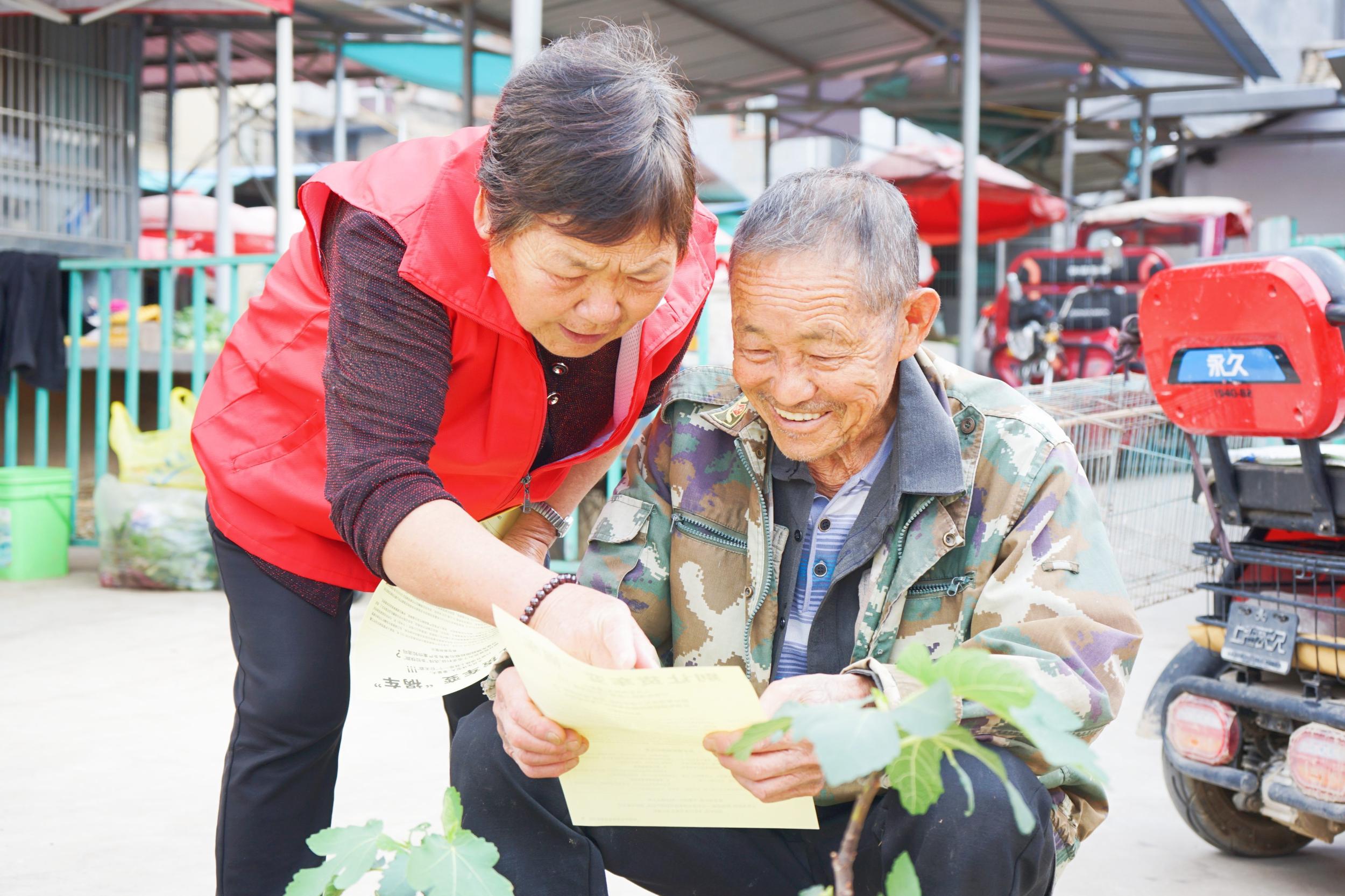 陆良县“银发”调解员开展普法宣传。桑俊燕 摄