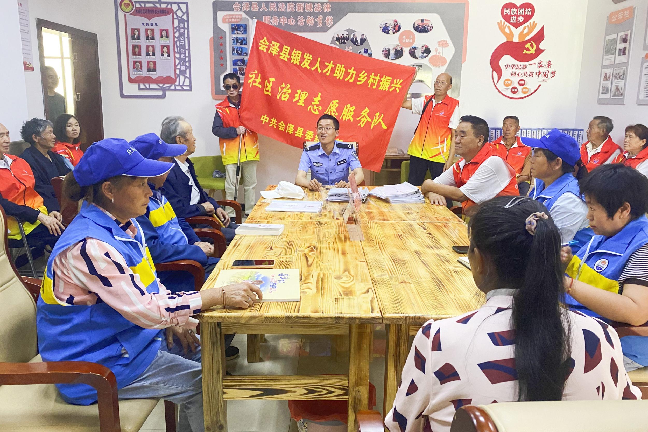 会泽县“银发”志愿服务队进社区参与调解矛盾纠纷。彭泽丹 摄