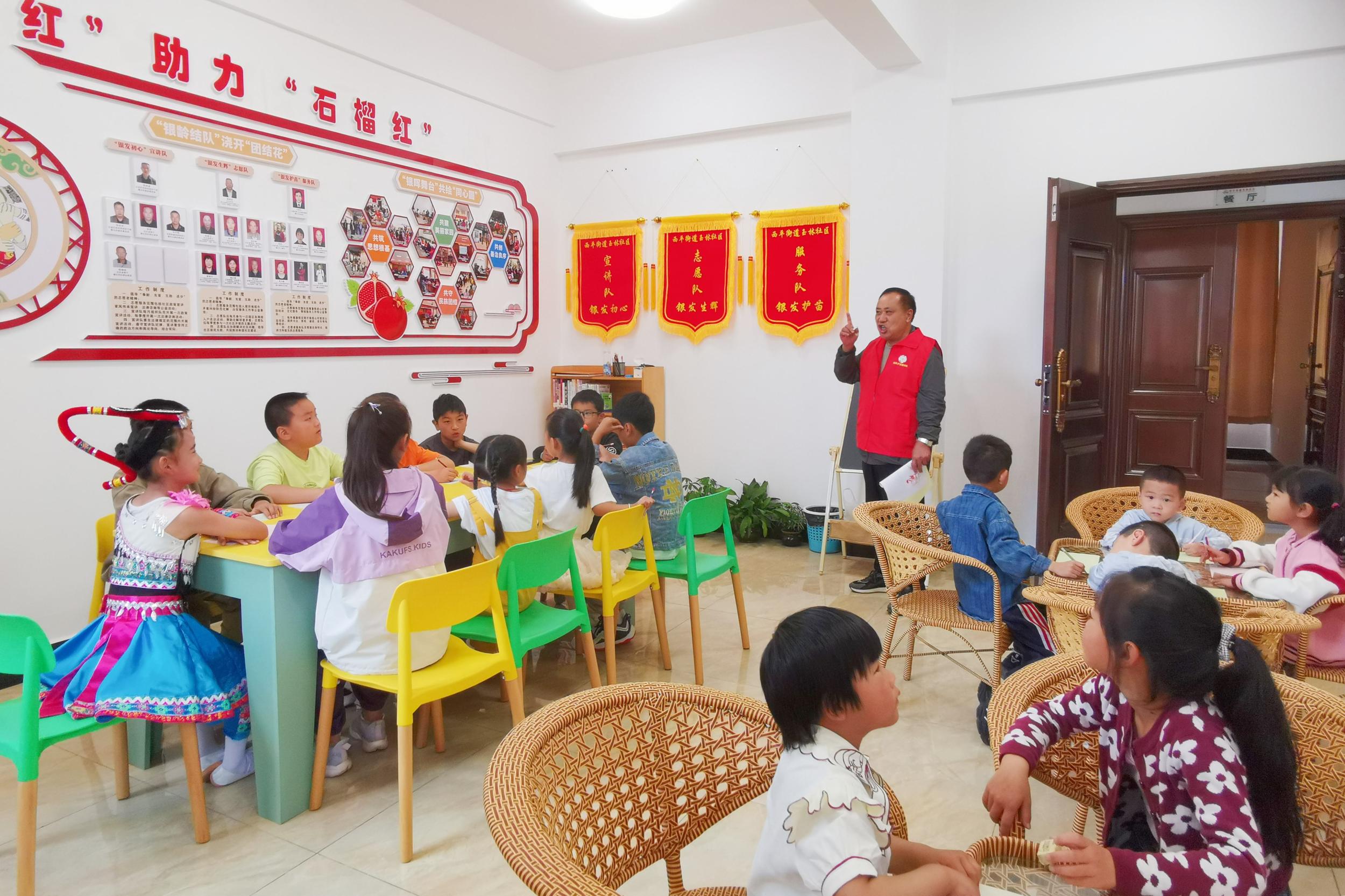 沾益区一名退休法官给孩子们讲普法故事。陆梅 摄