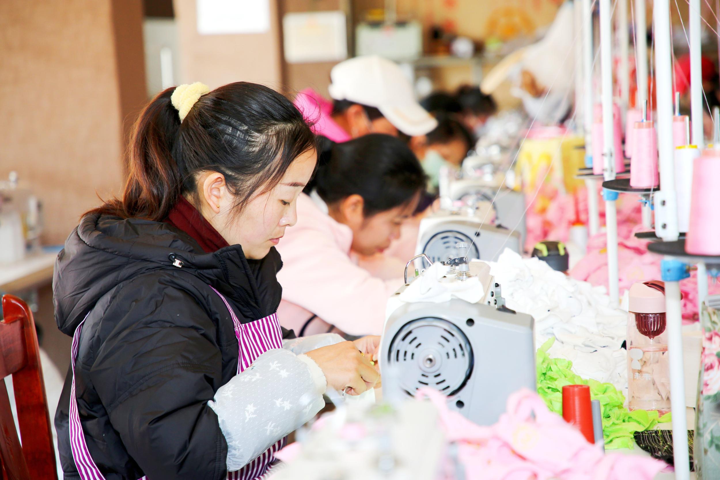 易地搬迁群众在“家门口”务工。尹永权 摄