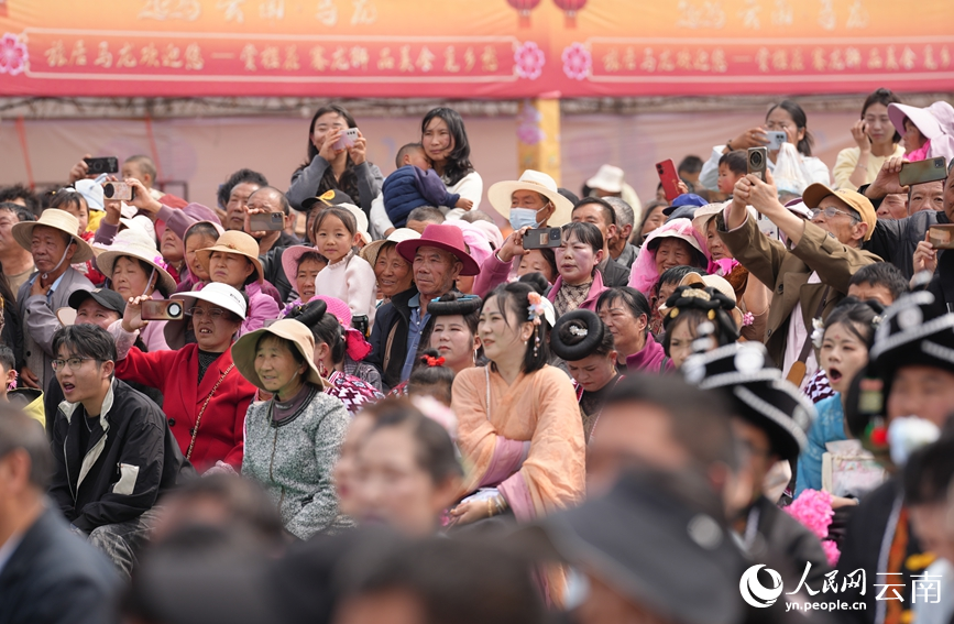 开幕式表演吸引众多市民游客观看。人民网记者 虎遵会 摄