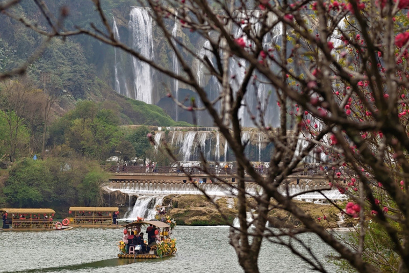 罗平县九龙瀑布群景区里游客乘船赏景。人民网 尹馨摄