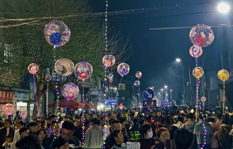 陆良街头“正月十六闹元宵”人潮涌动。人民网 尹馨摄