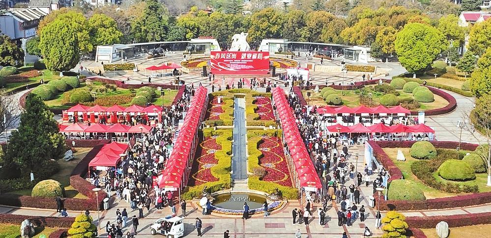 曲靖市2026年“春风行动”就业服务系列活动暨大型综合招聘会启动仪式现场。记者 隋鑫 摄