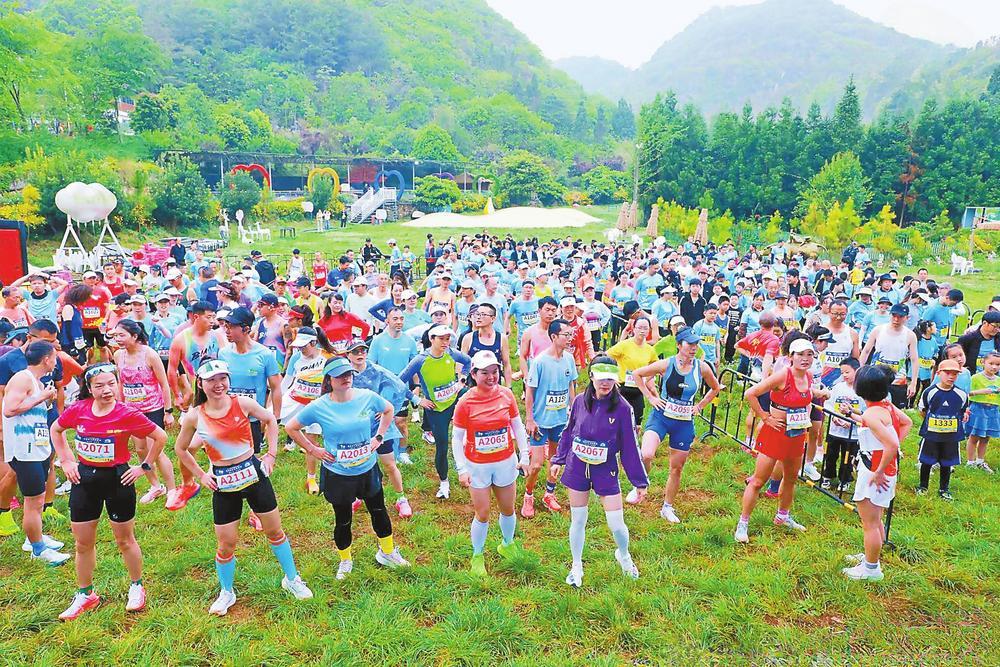 参赛选手整装待发。 通讯员 念国菲 摄