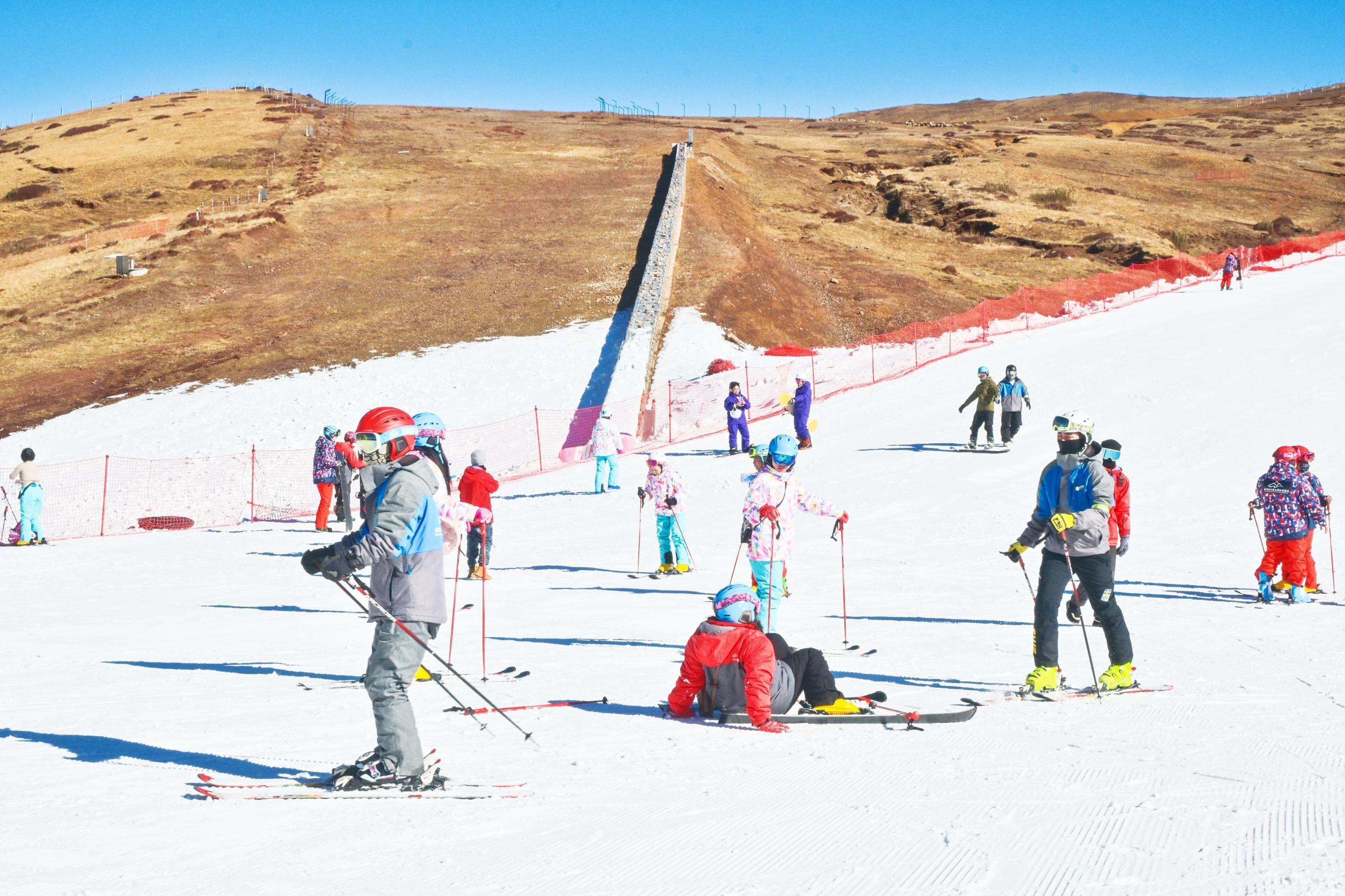 滑雪爱好者来大海草山滑雪。尹永权 摄