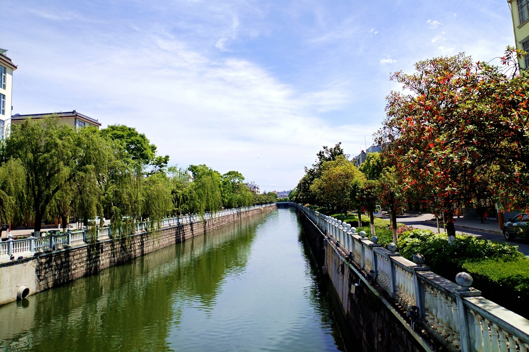 水清、岸绿、河畅、景美的马龙河一隅。查朝云 摄