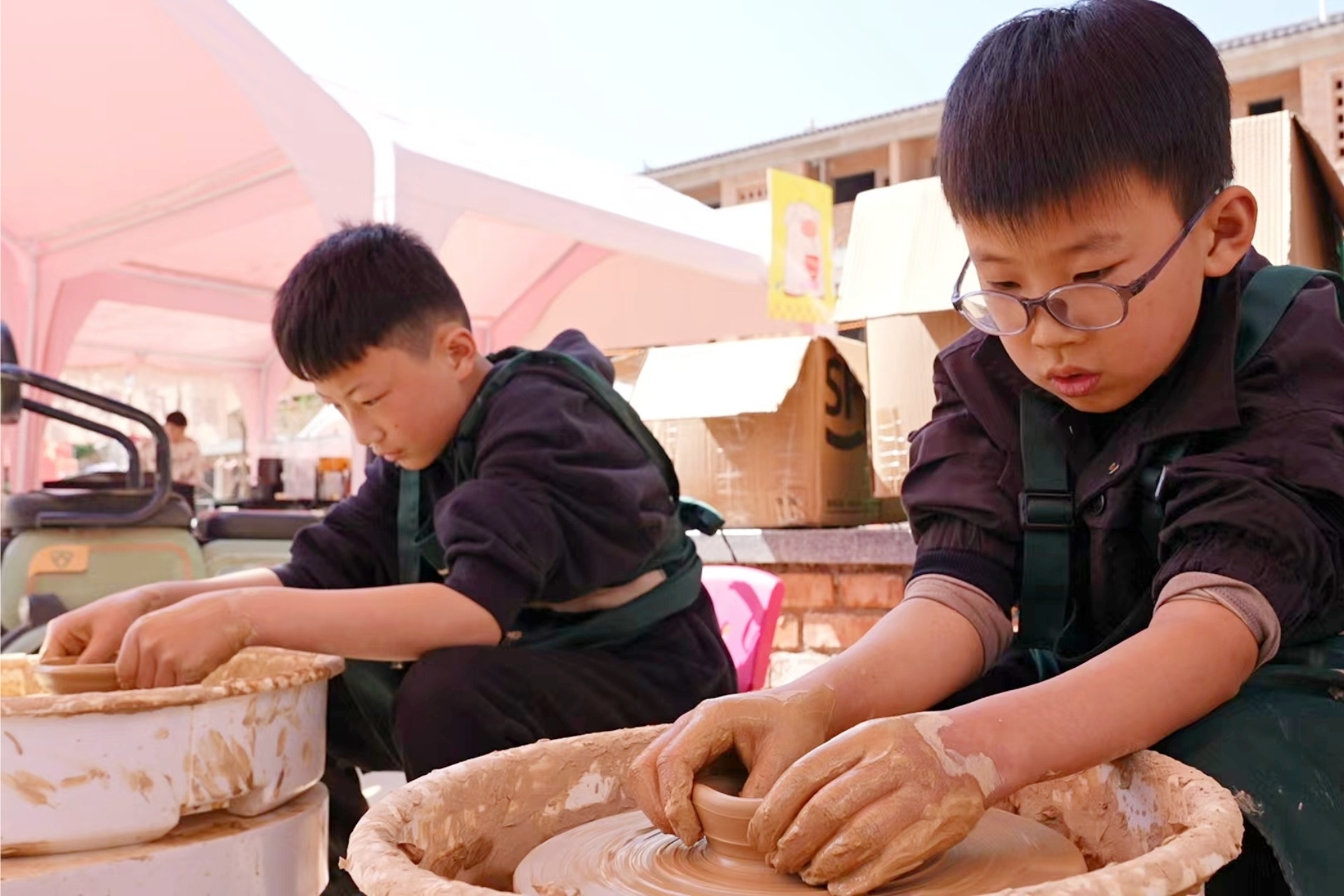 孩子们在学做瓦猫。