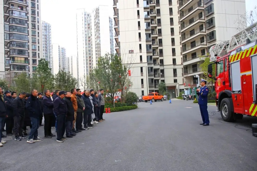 全面排查高层建筑消防安全隐患。（资料图）