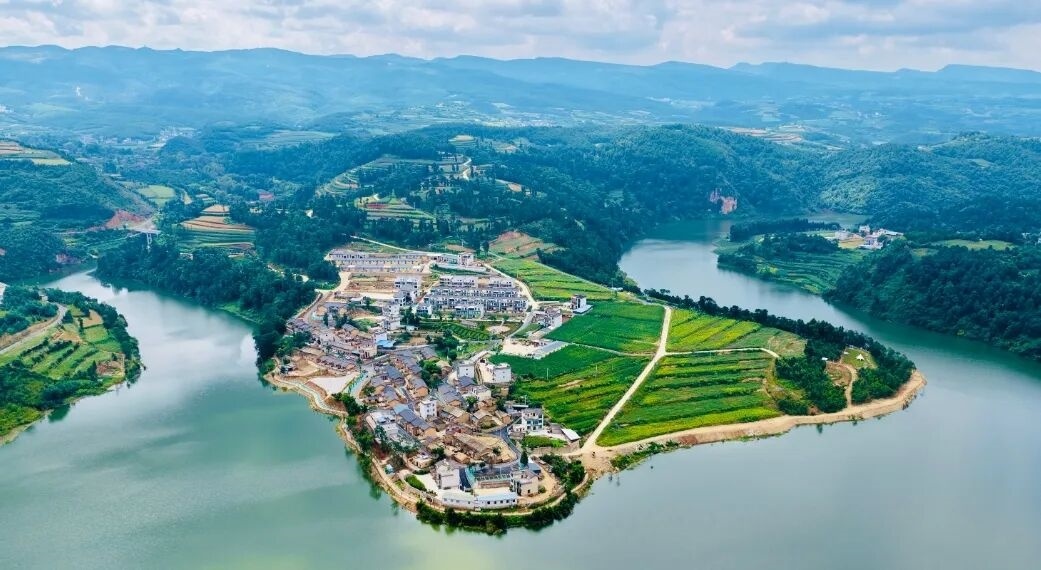 风景秀美的黄坝村。马岱玺 摄