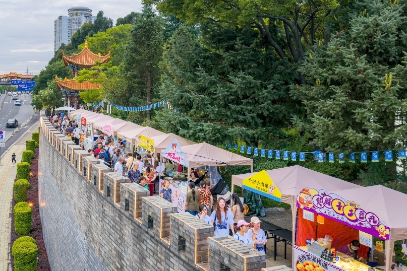 南城门城墙集市。赵洋洋 摄