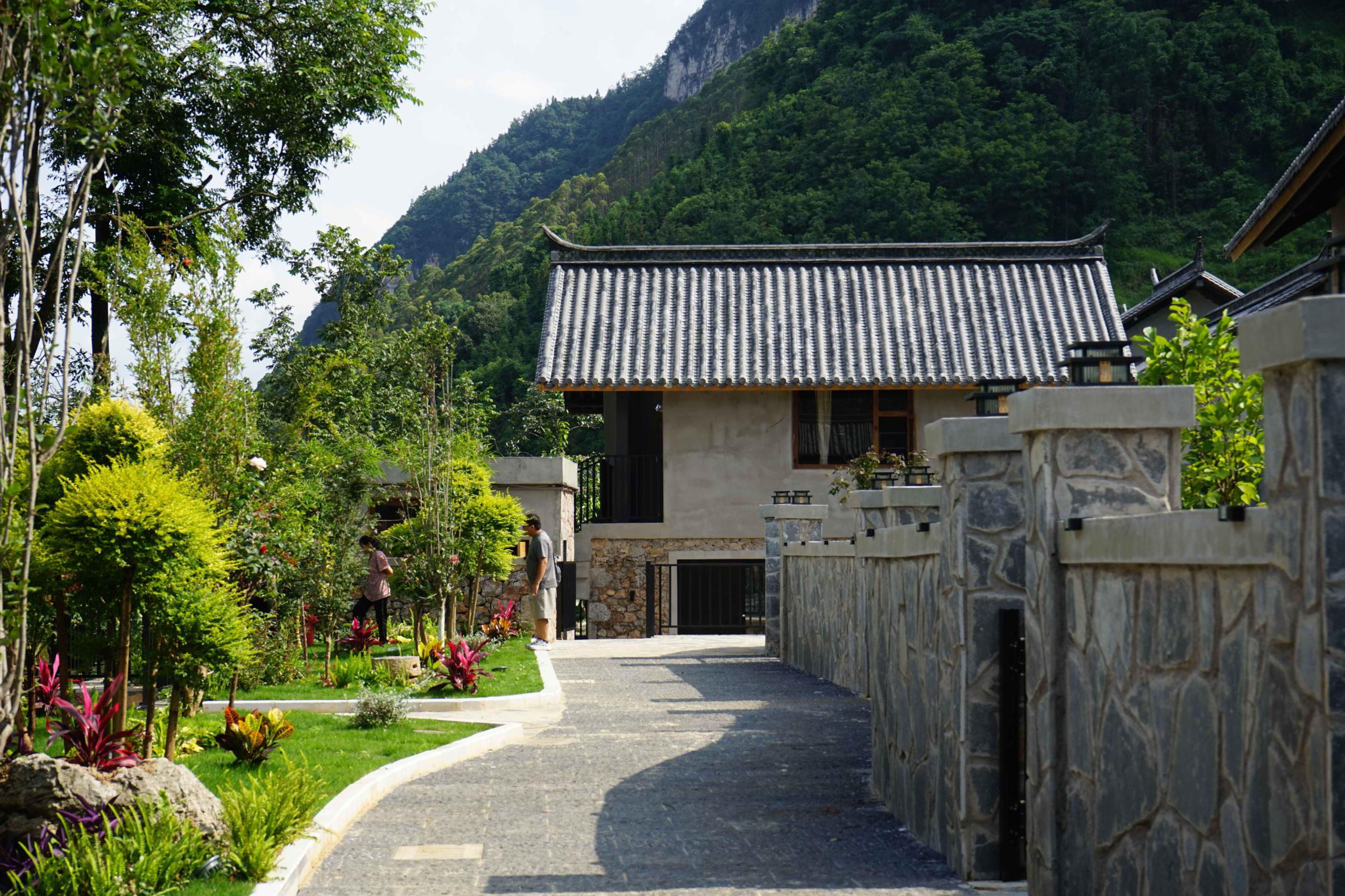 游客在洋洞脚村老屋改造的民宿前散步游玩。刘景威 摄