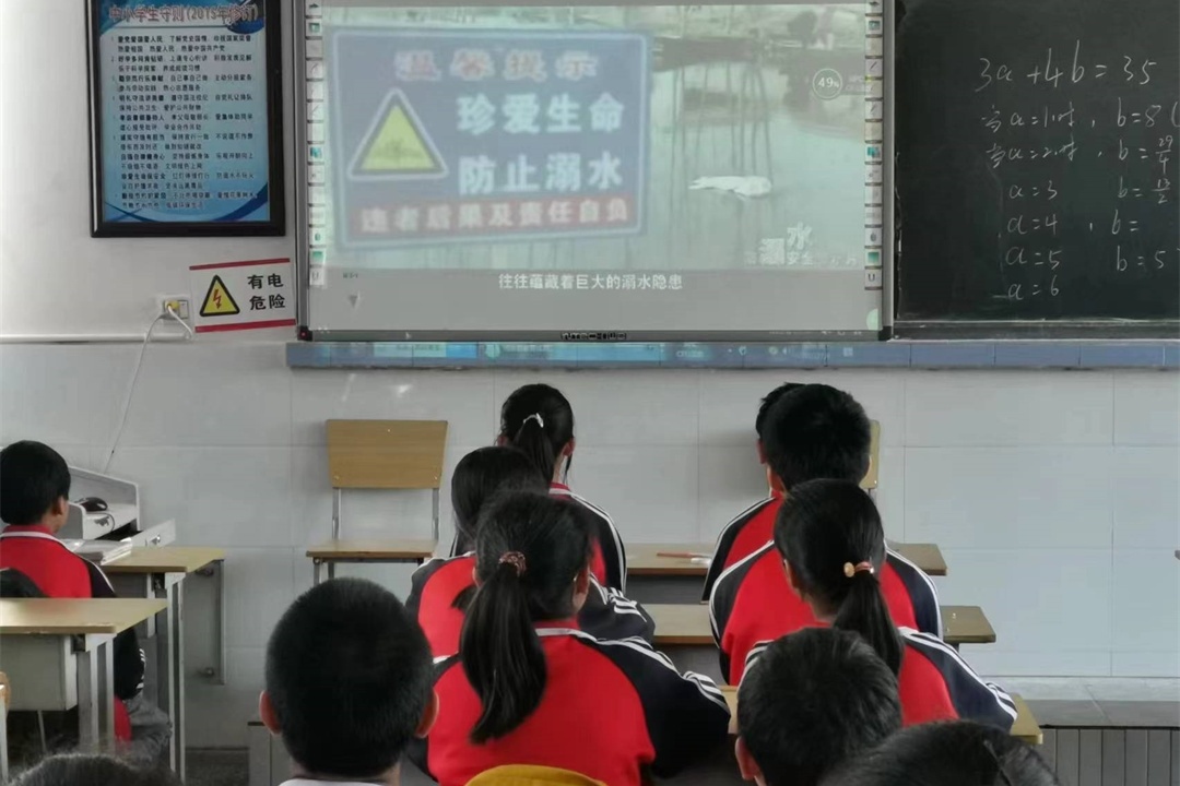 学生观看防溺水宣传片。(资料图)