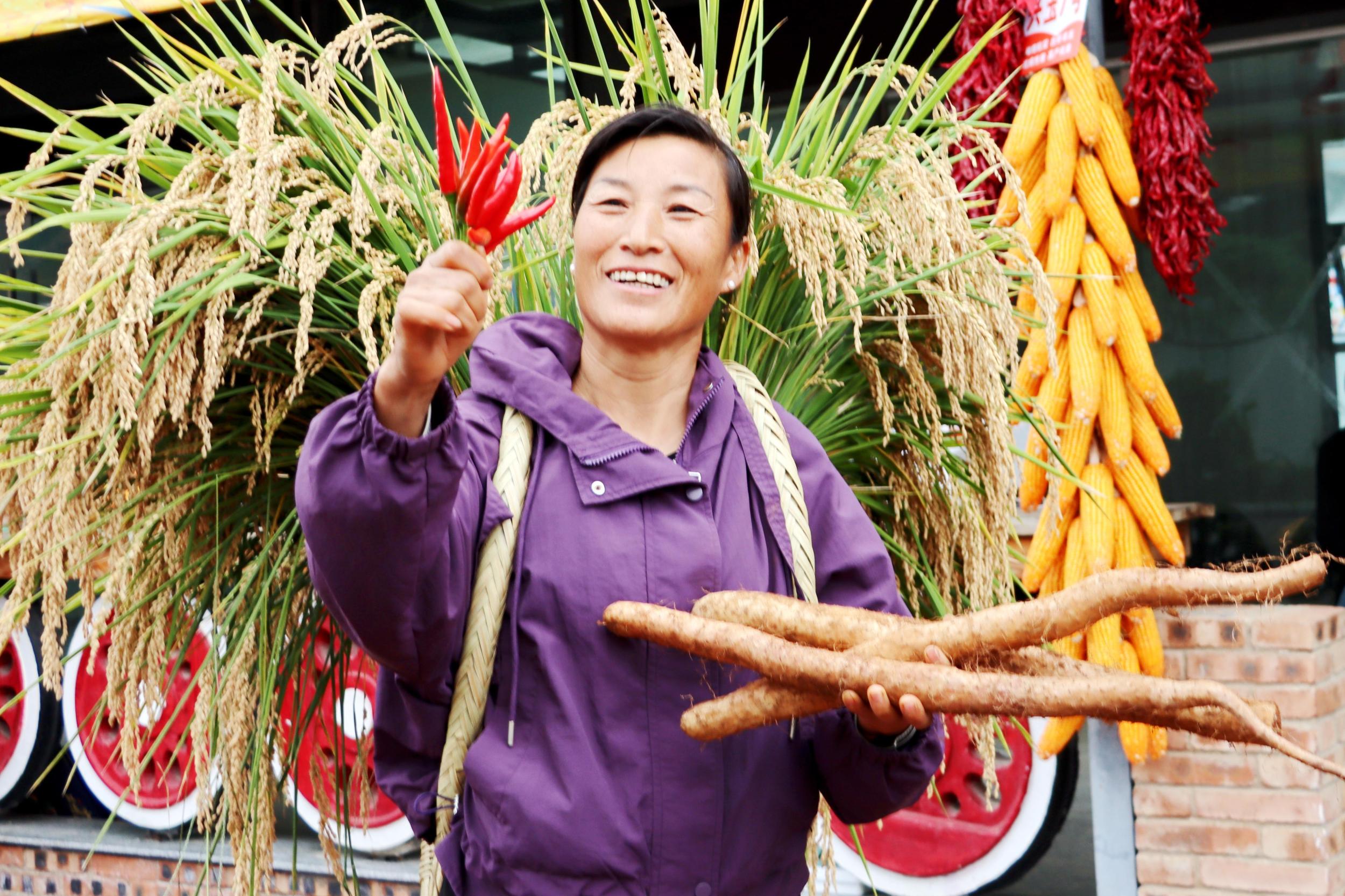 展示农特产品。赵定芝 摄