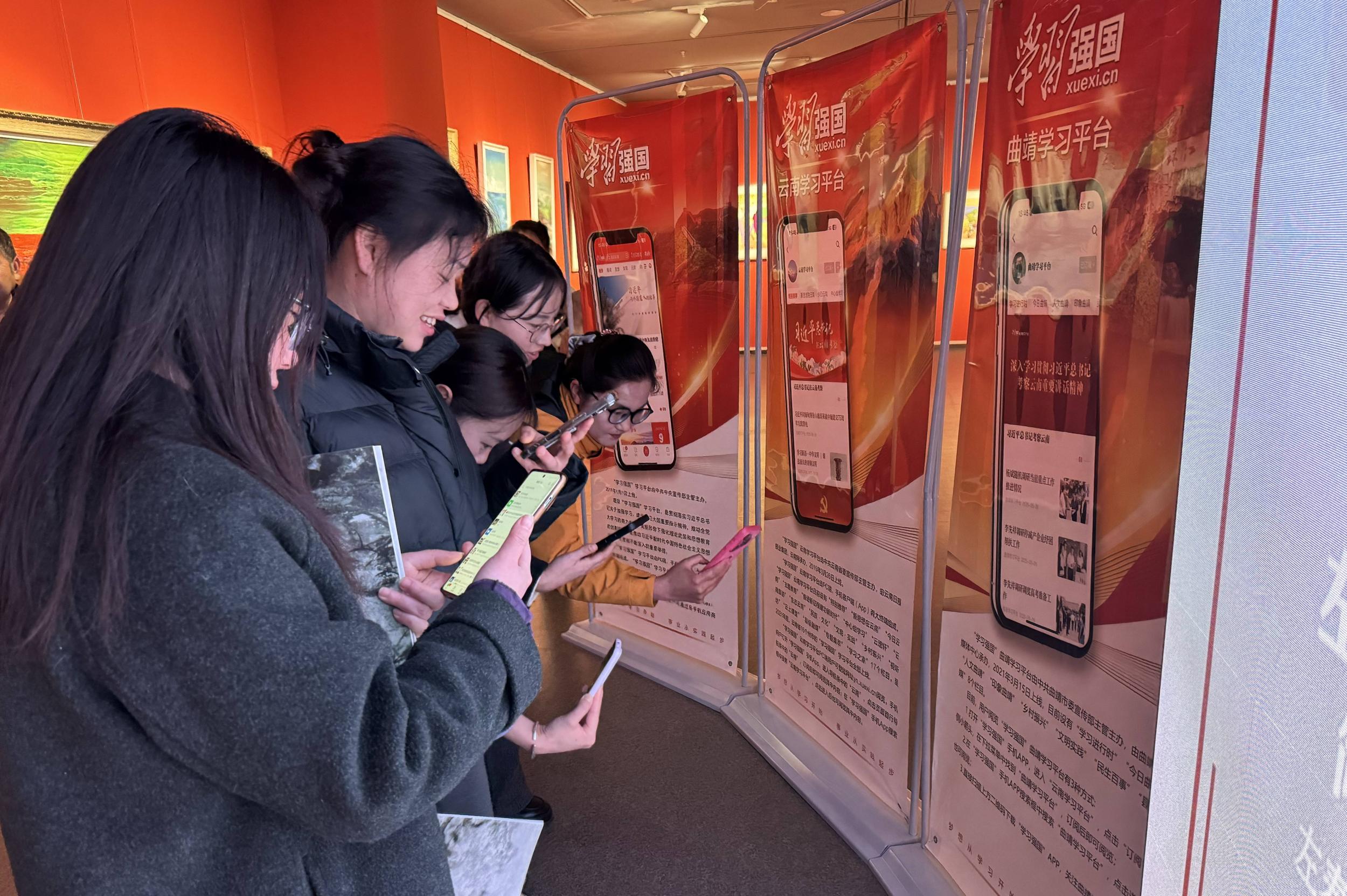 扫码观看线上展览。