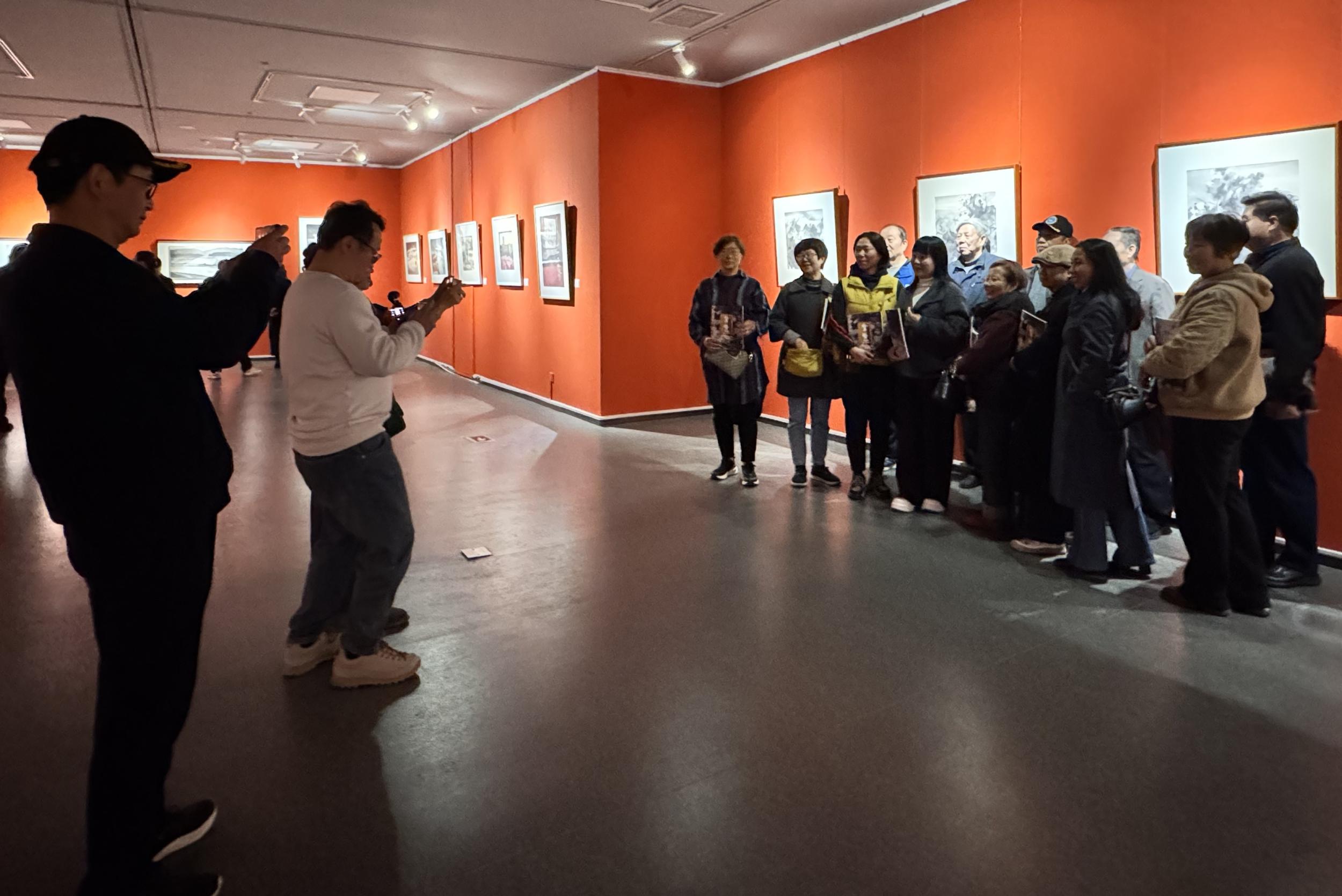 与艺术家合影。