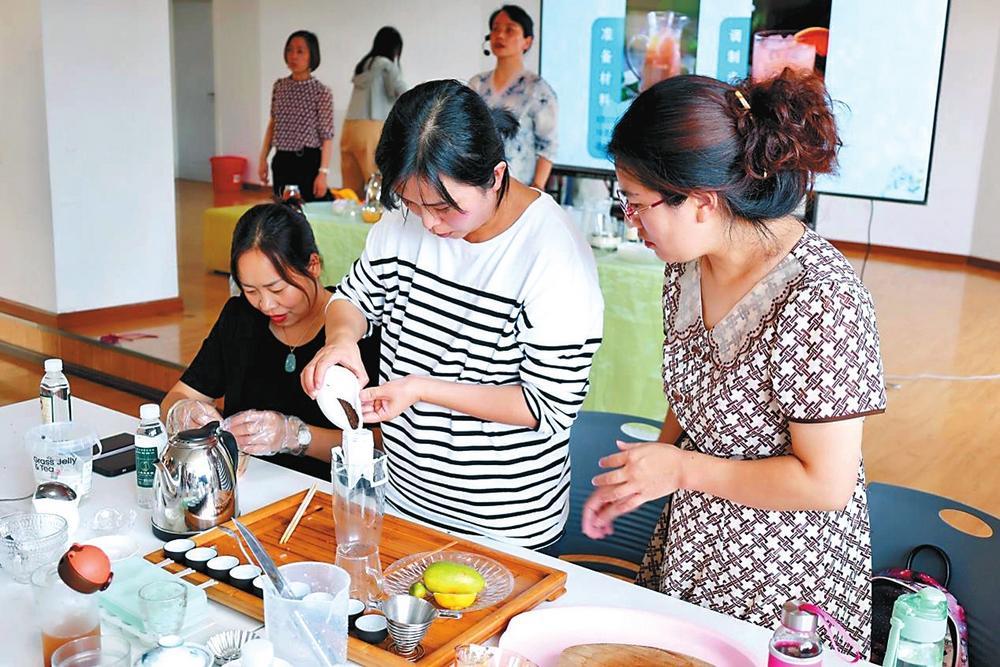 学习制作咖啡。 通讯员 李丽 段琼会 摄