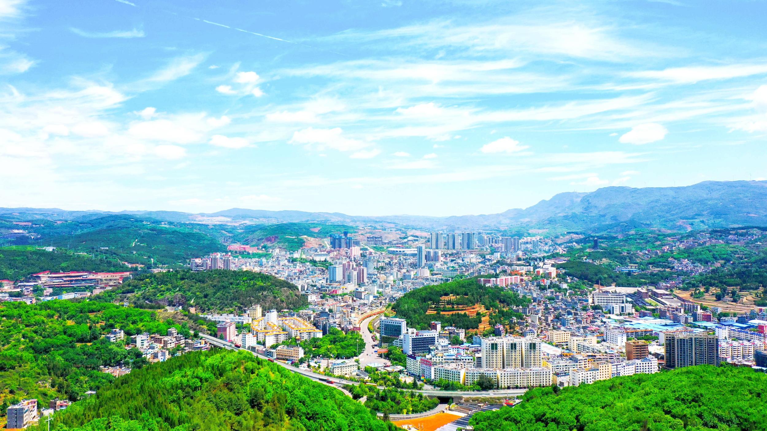 绿美宜居的富源县城。夏关正 摄