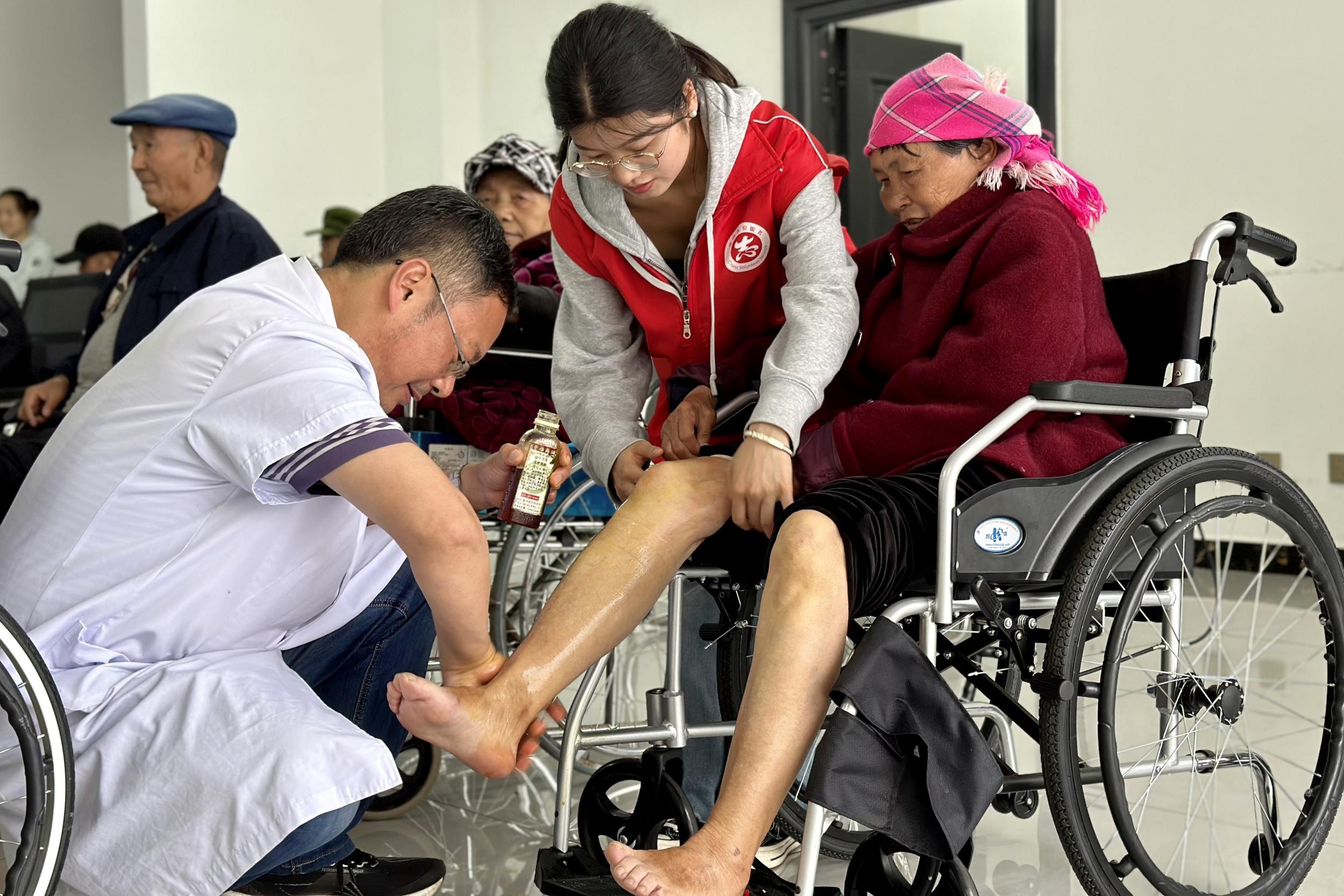 为老年人治疗。