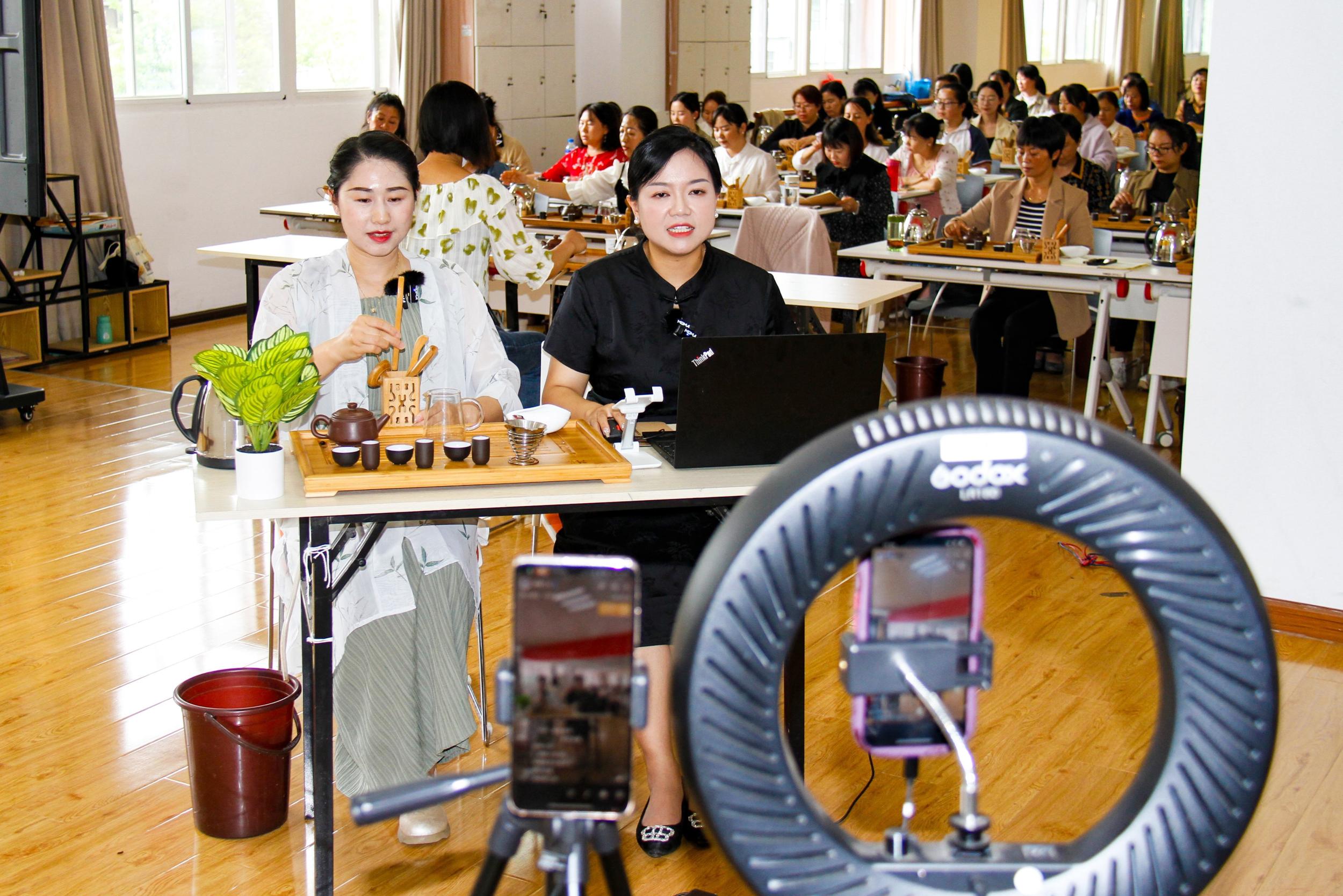 茶艺师职业技能培训。李丽 摄