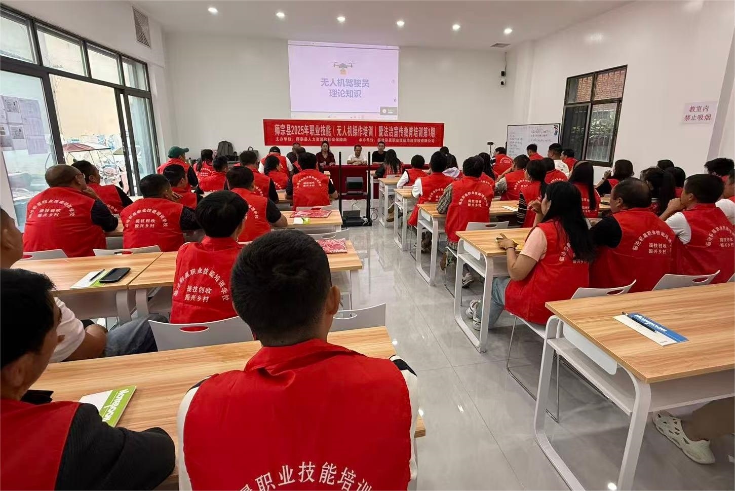 无人机操作技能培训班。陈伟 摄