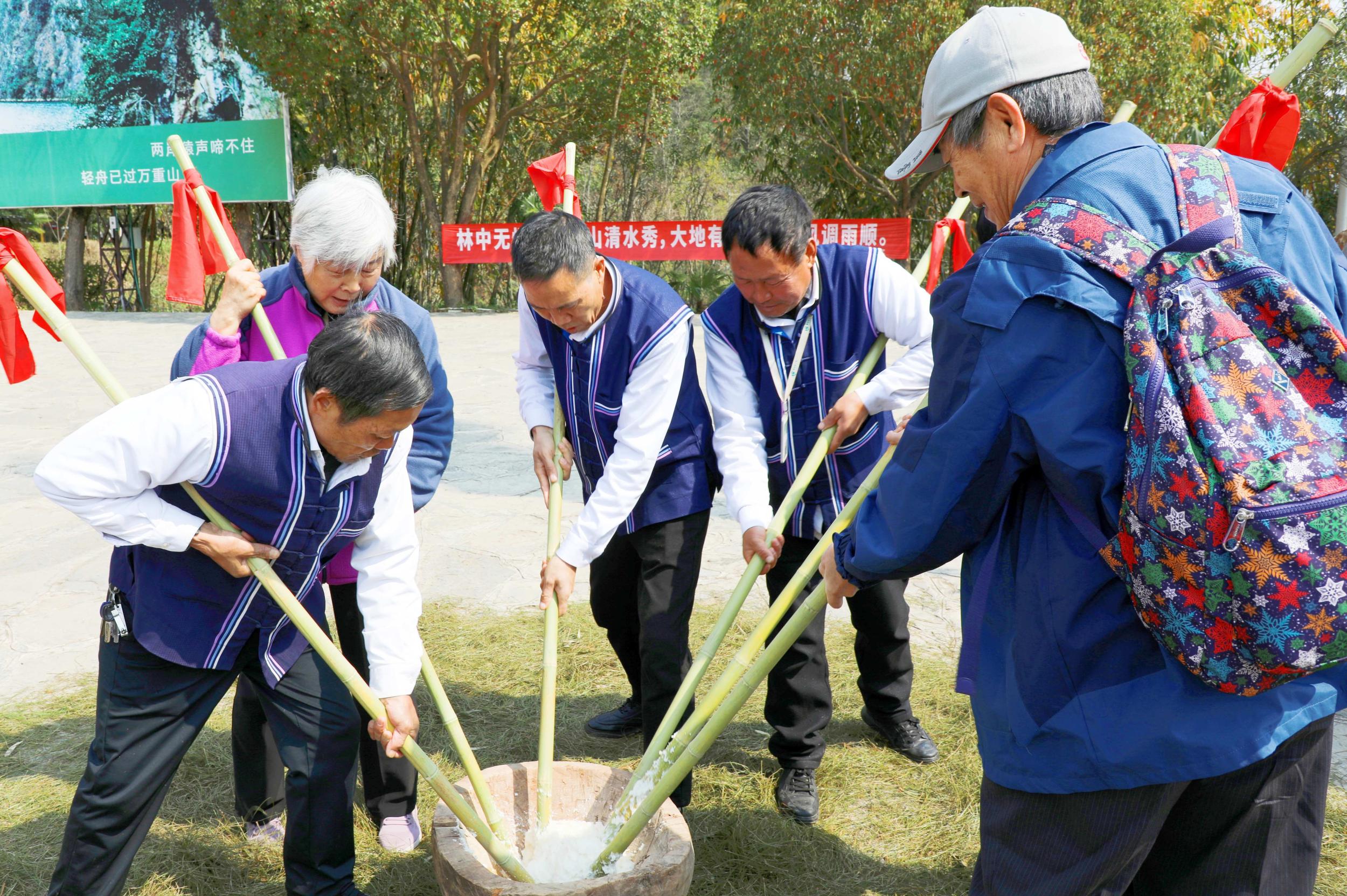 游客体验特色项目。
