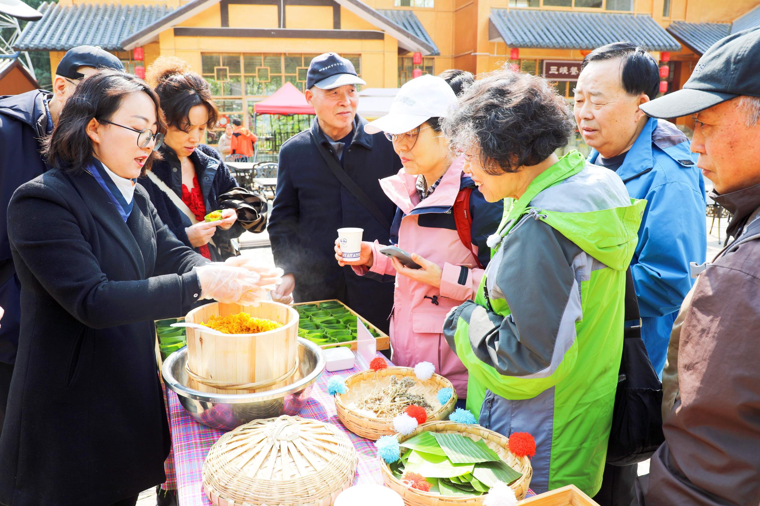 游客品尝特色美食。