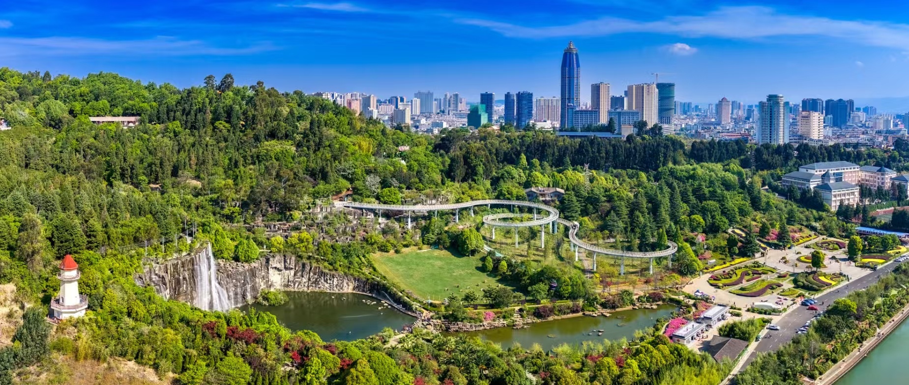 绿意盎然的曲靖市。赵洋洋 摄