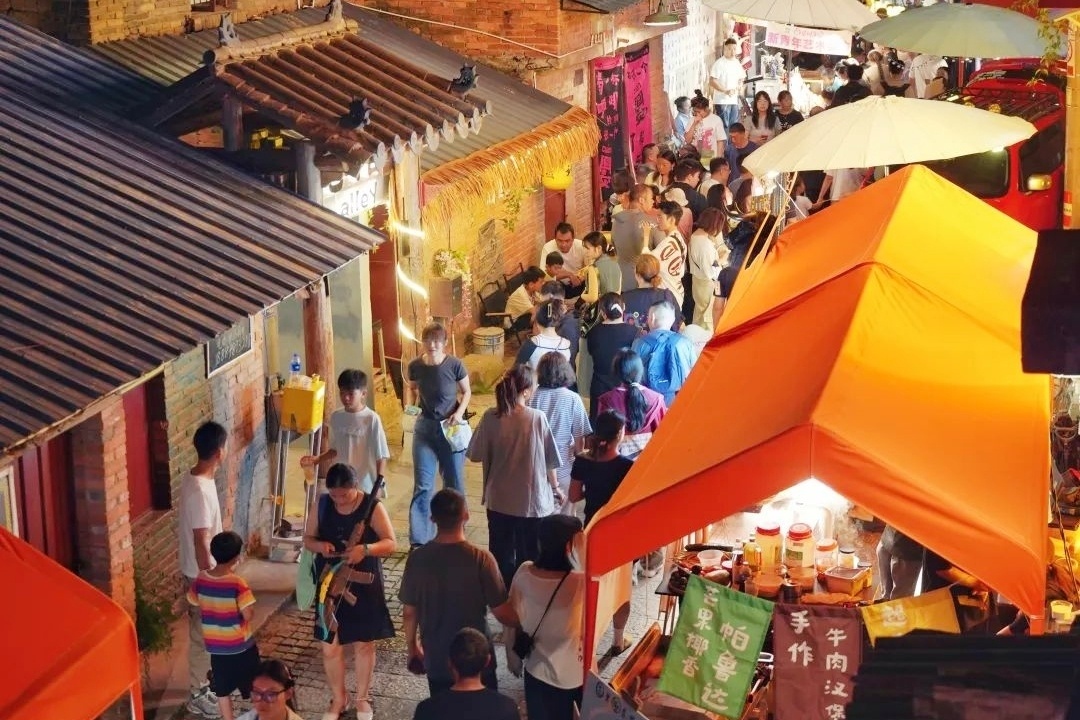 西门街夜市人头攒动。李丽 摄