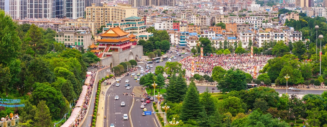 避暑人群在南城门广场休闲娱乐。赵洋洋 摄